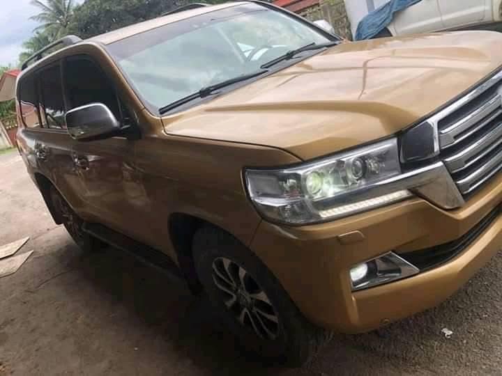 Toyota Land Cruiser doré