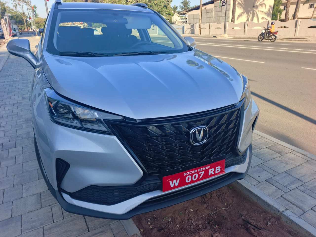 Changan CS15 gris vue avant sur une artère de Cotonou