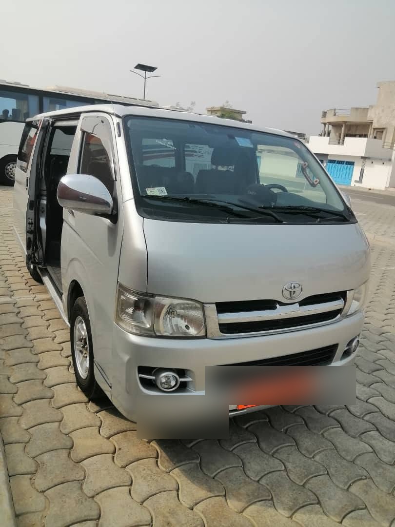 Toyota Hiace gris, portière latérale ouverte