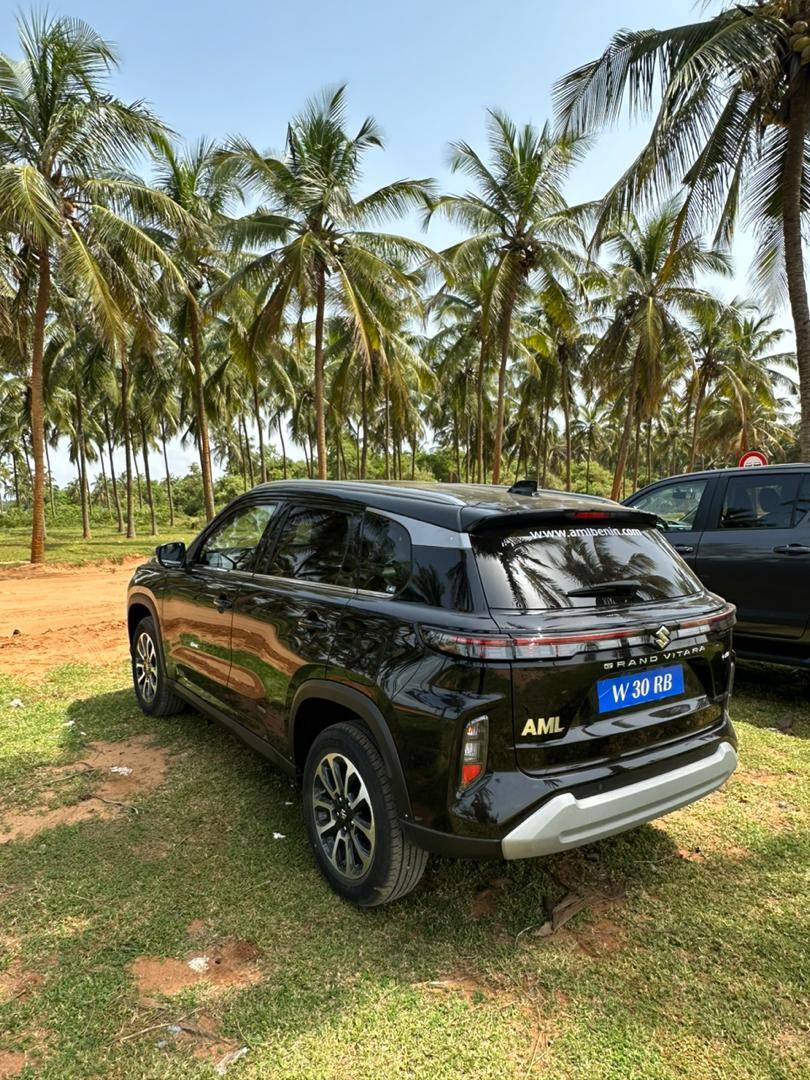 Suzuki Grand Vitara noir vue arrière