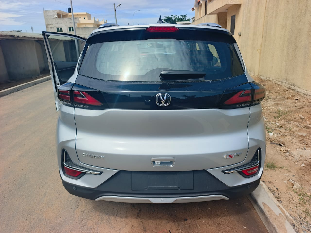 Changan CS15 gris vue arrière, hayon et feux