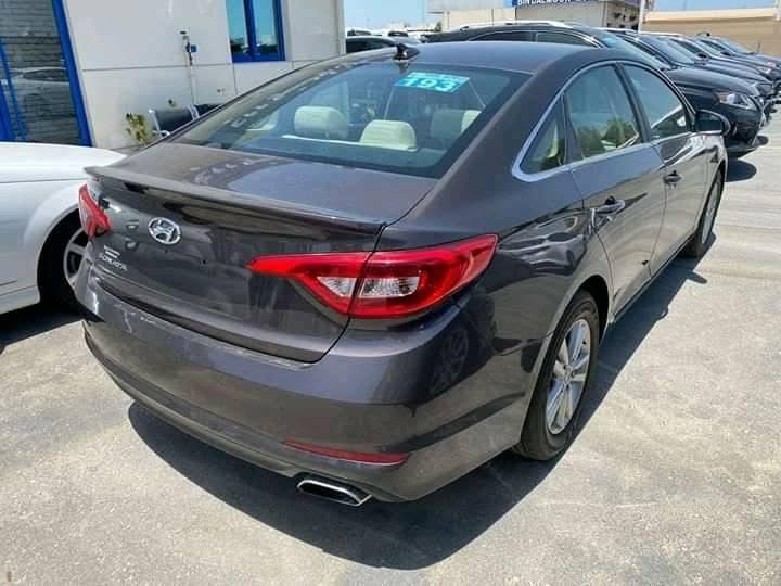 Hyundai Sonata gris foncé