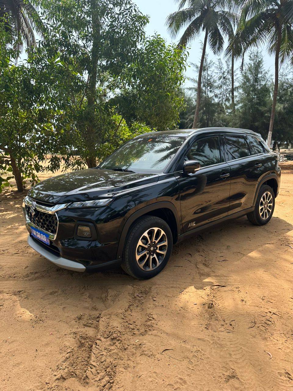 Suzuki Grand Vitara noir sur la plage de Fidjrossè