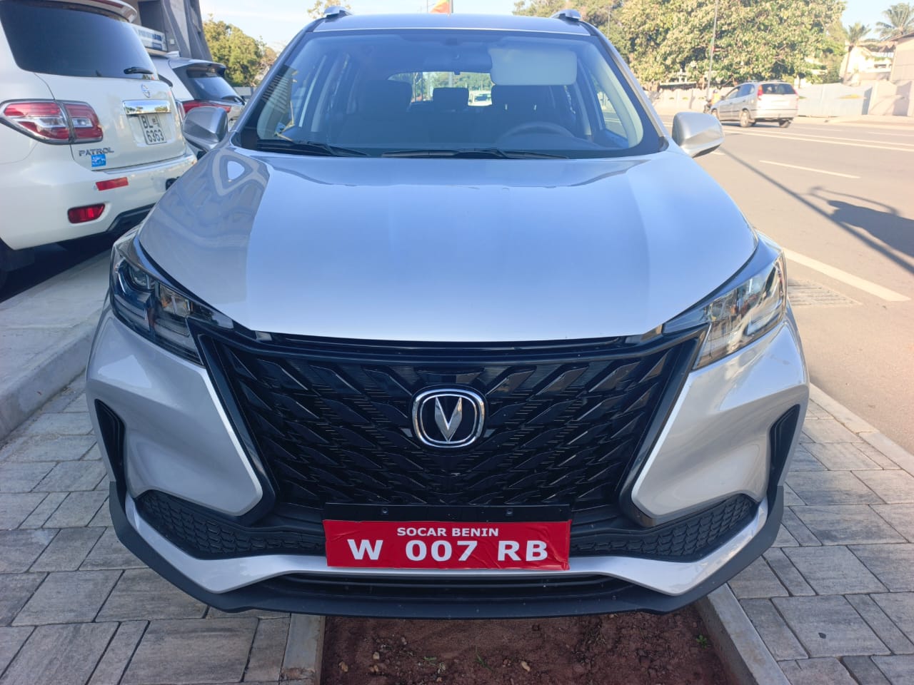 Changan CS15 gris de face garé en bord de voie